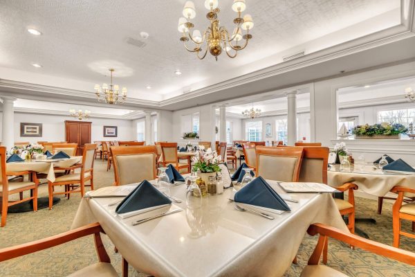 Dinning hall with lots of seats