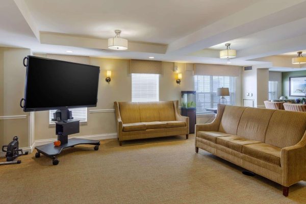 Common area with TV and couches