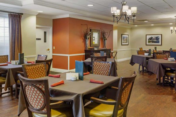 Dining room with lots of tables and chairs
